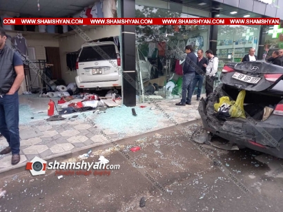 Արտակարգ դեպք Արմավիր քաղաքում. Lexus-ը բախվել է 07-ին, այնուհետև Hyundai Elantra-ին և մխրճվել հագուստի խանութի մեջ. կա վիրավոր. ՖՈՏՈՌԵՊՈՏԱԺ, ՏԵՍԱՆՅՈՒԹ