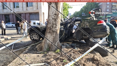 Երևանում տեսախցիկներն արձանագրել են «Սոլո» բարի տնօրենի ողբերգական ավտովթարի պահը, երբ BMW-ն բախվում է ցուցանակին, ապա՝ ծառին. ՖՈՏՈՌԵՊՈՐՏԱԺ, ՏԵՍԱՆՅՈՒԹԵՐ
