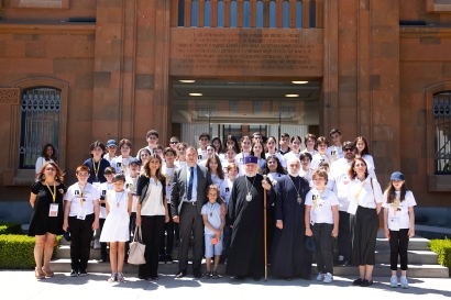 Ֆրանսիայի Ալֆովիլ քաղաքի հայկական դպրոցի աշակերտներն այցելեցին Մայր Աթոռ Սուրբ Էջմիածին