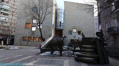 Երևանում գողացել են Խնկո-Ապոր անվան գրադարանի դիմաց տեղադրված «Ընթերցողի արձան» քանդակի լատունե գիրքը