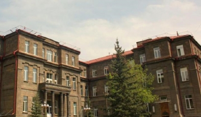 Առեղծվածային  դեպք՝ Երևանում. բժիշկները պայքարում են  33-ամյա կնոջ կյանքի համար, ում ծայրահեղ ծանր վիճակում հայտնաբերել  էին բարձրահարկ շենքի բակում
