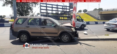 Ավտովթար Երևանում. Իսակովի պողոտայում Honda-ն բախվել է ճանապարհի անկյունային հատվածի եզրաքարին ու նշանին, կա վիրավոր. ՖՈՏՈՌԵՊՈՐՏԱԺ, ՏԵՍԱՆՅՈՒԹ