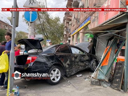 Խոշոր ավտովթար՝ Երևանում. բախվել են Mercedes ML500-ն ու Toyota Camry-ն, վերջինս մխրճվել է թերթի կրպակի մեջ, ավտոմեքենաներից մեկն էլ կոտրել է «սվետաֆորը». ՖՈՏՈՌԵՊՈՐՏԱԺ, ՏԵՍԱՆՅՈՒԹ