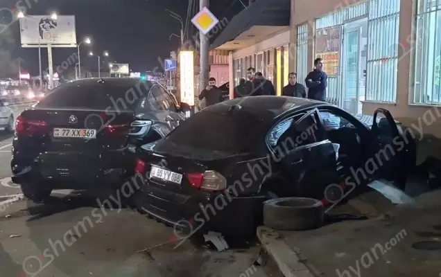Խոշոր ավտովթար՝ Երևանում. Փարաքարի ճանապարհին BMW-ն բախվել է կայանված X 6-ին, վերջինս էլ բախվել է կայանված Opel-ին. կան վիրավորներ. ՖՈՏՈՌԵՊՈՐՏԱԺ, ՏԵՍԱՆՅՈՒԹ