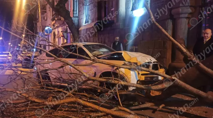 Խոշոր ավտովթար Երևանում․ ԱԱԾ-ի և Հակակոռուպցիոն կոմիտեի մոտ բախվել են BMW X6-ը, BMW 525-ը և Acura-ն․ BMW-ներից մեկը տապալել է «ծառասեր Սասունի» ծառը, մեկն էլ հայտնվել է ԱԱԾ-ի մուտքի մոտ․ ՖՈՏՈՌԵՊՈՐՏԱԺ, ՏԵՍԱՆՅՈՒԹ