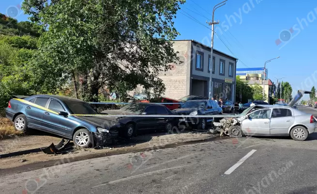 Խոշոր ու շղթայական ավտովթար Երևանում․ «Իդեալ» խանութ-սրահի դիմաց բախվել են Porsche Cayenne-ը, Mercedes-ը, Hyundai-ն ու երկու Opel․ կան վիրավորներ․ ՖՈՏՈՌԵՊՈՐՏԱԺ, ՏԵՍԱՆՅՈՒԹ