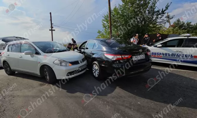 Ավտովթար Երևանում. Թբիլիսյան խճուղում բախվել են Toyota Camry-ն ու Nissan Tiida-ն. ճանապարհը երկկողմանի փակվել է. օպերատիվ են գործել պարեկները. ՖՈՏՈՌԵՊՈՐՏԱԺ, ՏԵՍԱՆՅՈւԹ