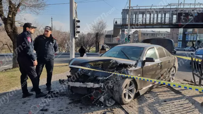 Խոշոր ավտովթար՝ Երևանում. բախվել են Opel-ն ու BMW-ն, վերջինն էլ կոտրել է երկաթե ճաղավանդակն ու հայտնվել մայթին. կա 5 վիրավոր. ՖՈՏՈՌԵՊՈՐՏԱԺ, ՏԵՍԱՆՅՈւԹ