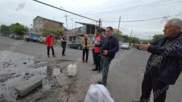 Հակասանիտարական ու գարշահոտ վիճակ՝ Երևանում. Աջափնյակի թաղապետն ու «Վեոլիա ջուր»-ը տունտունիկ են խաղում, իսկ կեղտաջրերը հասնում են քաղաքապետի կողմից վերաբացված դպրոց ու քաղաքապետարանի կողմից կառուցված կանգառ. ՖՈՏՈՌԵՊՐՏԱԺ, ՏԵՍԱՆՅՈՒԹ