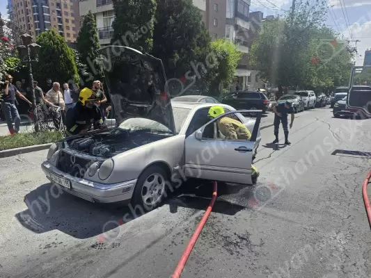 Արտակարգ դեպք՝ Երևանում. «Արևելյան խոհանոց»-ի դիմաց հրդեհ է բռնկվել «Mercedes»-ում. այն դարձել է ոչ շահագործելի. ՖՈՏՈՌԵՊՈՐՏԱԺ, ՏԵՍԱՆՅՈՒԹ