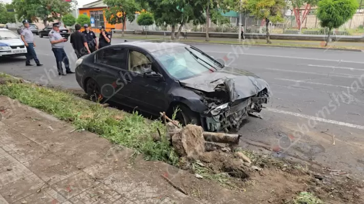 Ավտովթար՝ Երևանում․ 33-ամյա վարորդը «Nissan Altima»-ով բախվել է դարն ապրած, ամբողջությամբ չորացած ծառին, տապալել այն, ապա՝ երկաթե սյանը․ ՖՈՏՈՌԵՊՈՐՏԱԺ, ՏԵՍԱՆՅՈւԹ