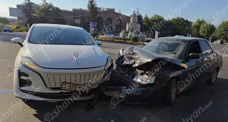 Ավտովթար Չարենցավանի քաղաքապետարանի դիմաց․ բախվել են «Hongqi» և «Lada» մակնիշի ավտոմեքենաները․վիրավորներին առաջինը օգնության են հասել պարեկները, ապա ծառայողական ավտոմեքենայով տեղափոխել են հիվանդանոց․ՖՈՏՈՌԵՊՈՐՏԱԺ․ՏԵՍԱՆՅՈՒԹ