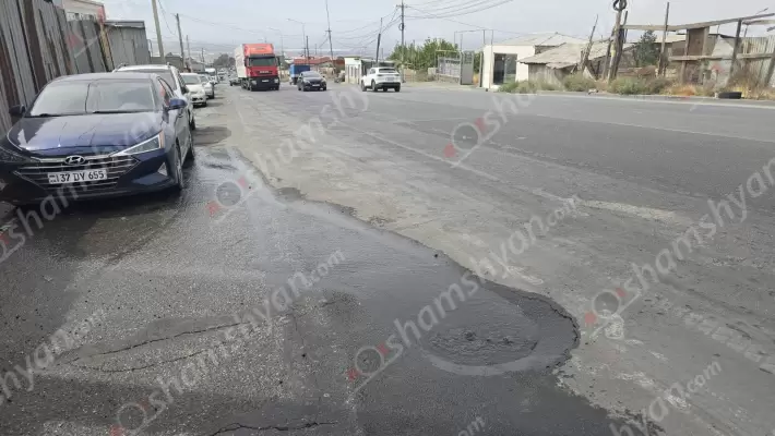 «Վեոլիա ջուր» ընկերության ներկայացուցչի դարակազմիկ պատասխանը. մի քանի օր խմելու ջուրը Դավիթ Բեկի փողոցում վթարի պատճառով անխնա հոսում է, իսկ նա ասում է՝ «դա մեր գործը չէ, շատ-շատ չիվի խփենք». ՖՈՏՈՌԵՊՈՐՏԱԺ, ՏԵՍԱՆՅՈՒԹ