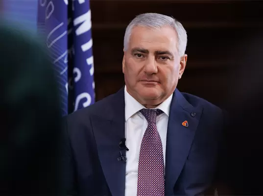Սամվել Կարապետյանի կինն ու դուստրը ևս դատարանի բակում են