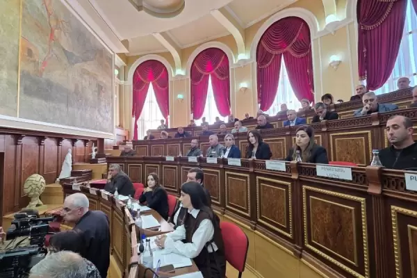 Ավագանու աղմկոտ նիստ՝ Գյումրիում․ քննարկվել է կառավարությանը դատի տալու հարցը