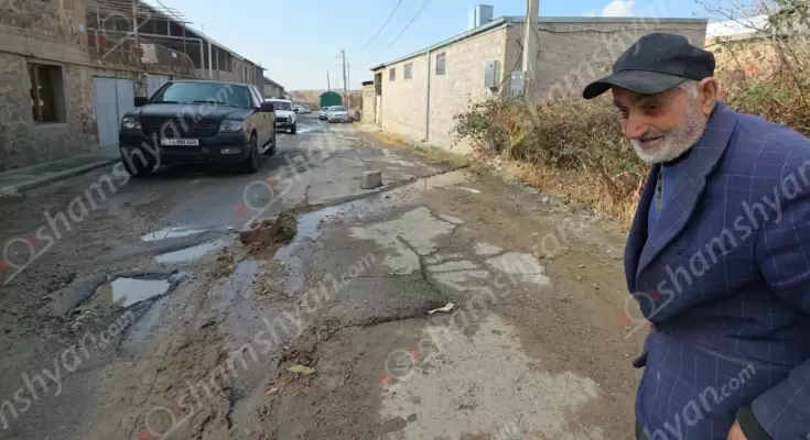 Քանաքեռավանի փողոցներից մեկում 20 օրից ավելի է՝ խմելու ջրի խողովակի վնասման պատճառով ջուրը կորում է՝ լցվելով անգամ բնակիչների տները. «Վեոլիա ջուր»-ը հերթական անգամ բնակիչներին խաբեց. ՖՈՏՈՌԵՊՈՐՏԱԺ, ՏԵՍԱՆՅՈՒԹ