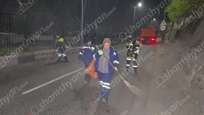 Երևանի քաղաքապետարանի ԵԱՍՄ հիմնարկի աշխատակիցների շնորհիվ առավոտները երևանցիները դիմավորում են մաքուր․ մինչդեռ նրանց աշխատանքը նույնպես վտանգավոր է, ու դրա դիմաց ստանում են չնչին աշխատավարձ․ ՖՈՏՈՌԵՊՈՐՏԱԺ, ՏԵՍԱՆՅՈՒԹ