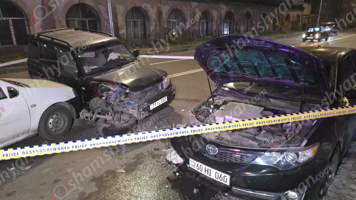 Ավտովթար՝ Երևանում. Շիրակի փողոցում բախվել են «Toyota», «Mitsubishi» և «Renault» մակնիշի ավտոմեքենաները. կան վիրավորներ. ՖՈՏՈՌԵՊՈՐՏԱԺ, ՏԵՍԱՆՅՈՒԹ