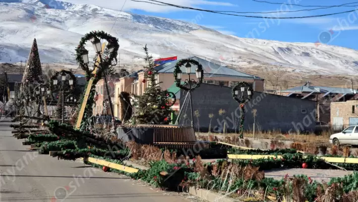 Ապարանի քաղաքապետը իր թիմի ու ապարանցիների հետ սկսել են երեկ ուժեղ քամու հետևանքով Ապարանի գլխավոր տոնածառի մոտ տեղադրված վնասված զարդարանքները նորով փոխարինելու ու վերականգնելու աշխատանքները․ ՖՈՏՈՌԵՊՈՐՏԱԺ, ՏԵՍԱՆՅՈՒԹԵՐ