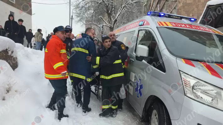 Խոշոր հրդեհ Երևանում․ բազմահարկ շենքերից մեկում փրկարարներն ու պարեկները 7-րդ հարկից անվասայլակով ծխահարված տատիկին մոտեցրել են շտապօգնությանը․ բժիշկները օգնություն են ցուցաբերել մի քանի հոգու․ շենքը գազաֆիկացված չէ․ ՖՈՏՈՌԵՊՈՐՏԱԺ, ՏԵՍԱՆՅՈՒԹ