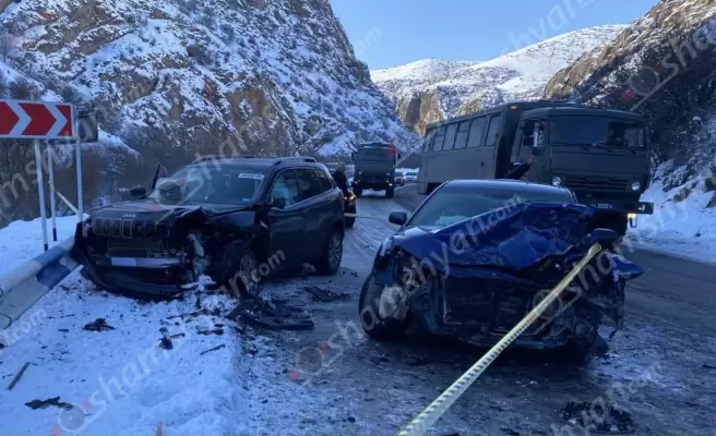 Խոշոր ավտովթար՝ Վայոց ձորի մարզում․ ճանապարհի մերկասառույցի պատճառով բախվել են «Jeep Cherokee»-ն և «Toyota Camry»-ն․ կա 9 վիրավոր․ օպերատիվ են գործել շտապօգնության բժիշկները, փրկարարները ու պարեկները․ ՖՈՏՈՌԵՊՈՐՏԱԺ, ՏԵՍԱՆՅՈՒԹ