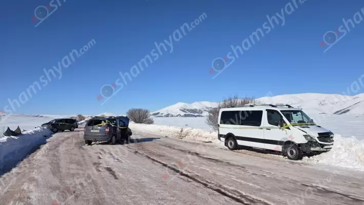 Խոշոր ավտովթար՝ Արագածոտնի մարզում․ ճանապարհի մերկասառույցի պատճառով բախվել են օտարերկրացի 12 ուղևորներ տեղափոխող «Mercedes Sprinter»-ը և 2 «Opel Zafira»-ները․ կան վիրավորներ․ ՖՈՏՈՌԵՊՈՐՏԱԺ, ՏԵՍԱՆՅՈՒԹ