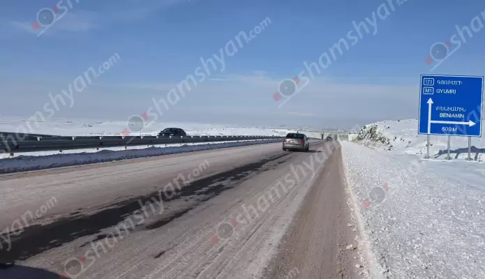 Երևան-Գյումրի ճանապարհն անցանելի է շնորհիվ ճանշինականների. Լանջիկ-Գյումրի մոտ 30 կիլոմետրանոց մերկասառույց ճանապարհից հեռացվել է ձյունն ու կատարվել է աղ ու ավազով մշակում. ՖՈՏՈՌԵՊՈՐՏԱԺ, ՏԵՍԱՆՅՈւԹԵՐ