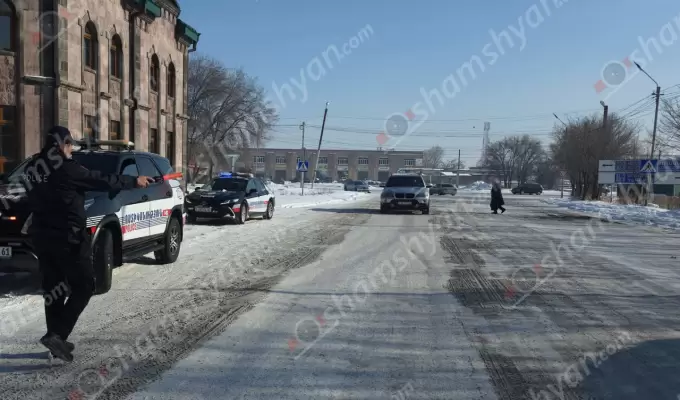 Գյումրիում մերկասառույց ճանապարհներին պարեկները ստուգում են բոլոր ավտոմեքենաների անվադողերը. ոչ ձմեռայինների դեպքում վարորդները ենթարկվում են վարչական պատասխանատվության. ՖՈՏՈՌԵՊՈՐՏԱԺ, ՏԵՍԱՆՅՈւԹ