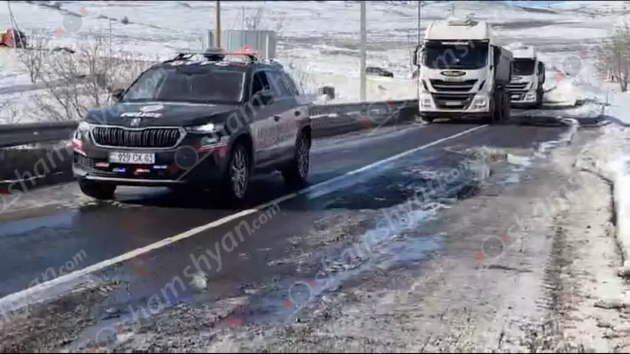 Մեծ թվով բեռնատարների վարորդներ նեղսրտում էին, թե ինչու են պարեկները իրենց տեղաշարժը արգելում, բայց երբ նրանց անվտանգ ուղեկցում էին՝ սկսում էին շնորհակալություն հայտնել, երբեմն էլ՝ համբուրել պարեկներին․ ՖՈՏՈՌԵՊՈՐՏԱԺ, ՏԵՍԱՆՅՈՒԹ