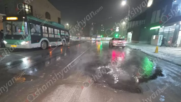 Արտակարգ իրավիճակ Երևանում․ 5 օր է Ավանում դիտահորից դուրս եկող կեղտաջուրը մի քանի կմ ճանապարհը վերածել է գարշահոտ, հակասանիտարական վիճակի․ կեղտն էլ սառում ու պատճառ է դառնում ավտովթարների․ ՖՈՏՈՌԵՊՈՐՏԱԺ, ՏԵՍԱՆՅՈՒԹ