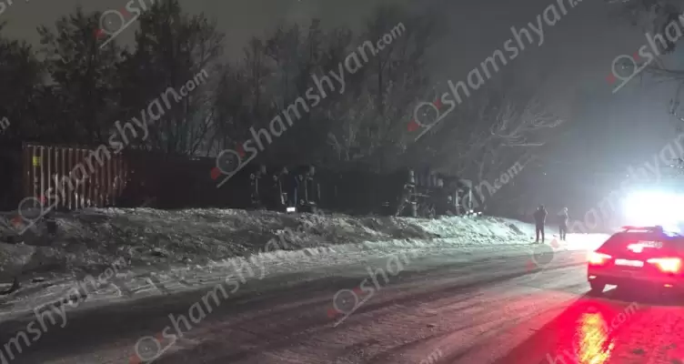 Ավտովթար՝ Շիրակի մարզում․ օտարերկրացի վարորդը «Scania» մակնիշի կցորդիչով բեռնատարով դուրս է եկել ճանապարհի երթևեկելի գոտուց և կողաշրջված հայտնվել դաշտում, ինչի հետևանքով կոնտեյները պոկվել է․ ՖՈՏՈՌԵՊՈՐՏԱԺ, ՏԵՍԱՆՅՈւԹ