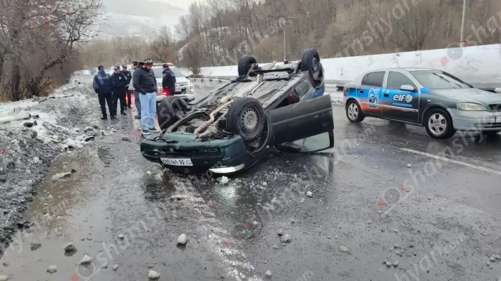 Ավտովթար՝ Գեղարքունիքի մարզում. «Opel»-ը «Սեմոյի մոտ» ռեստորանային համալիրի հարևանությամբ բախվել է սառույցին, ապա երկաթե արգելապատնեշներին և գլխիվայր հայտնվել ճանապարհի մեջտեղում. ՖՈՏՈՌԵՊՈՐՏԱԺ, ՏԵՍԱՆՅՈւԹ