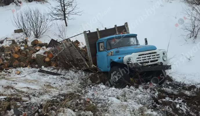 Ավտովթար՝ Գեղարքունիքի մարզում. Գագարին բնակավայրի տարածքում փայտե կոճղերով բարձված «Զիլ»-ը բախվել է երկաթե արգելապատնեշներին ու հայտնվել ձորում. օպերատիվ են գործել պարեկները. ՖՈՏՈՌԵՊՈՐՏԱԺ, ՏԵՍԱՆՅՈւԹ