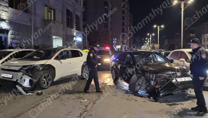 Խոշոր ավտովթար Երևանում․ Վերին Անտառային փողոցում՝ արագաչափի մոտ, բախվել են 2 «Toyota»-ներն ու «Nissan»-ը․ օպերատիվ են գործել ՊԾ Երևանի գնդի պարեկները․ ՖՈՏՈՌԵՊՈՐՏԱԺ, ՏԵՍԱՆՅՈՒԹ
