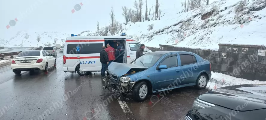 Ավտովթար՝ Կոտայքի մարզում. «Opel»-ը «Չայնիի» ոլորաններում բախվել է պաշտպանիչ բետոնե պատին և մասամբ հայտնվել ճանապարհի երթևեկելի գոտում. կան վիրավորներ. օպերատիվ են գործել  Չարենցավանի շտապօգնության բժիշկներն ու պարեկները. ՖՈՏՈՌԵՊՈՐՏԱԺ, ՏԵՍԱՆՅՈւԹ