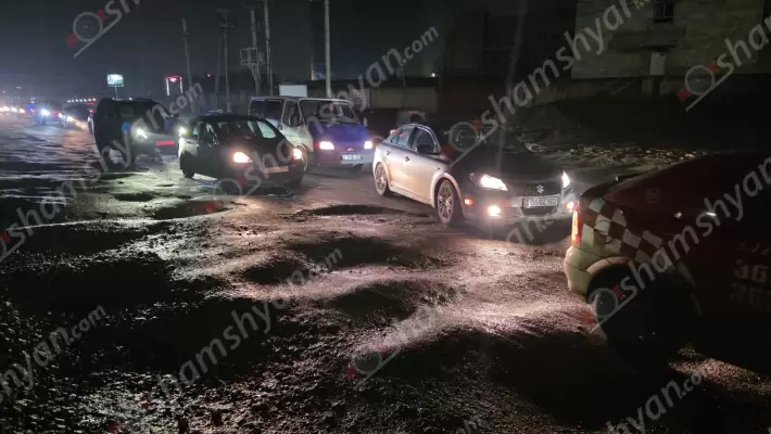 Մինչ Երևանի քաղաքապետը առողջապահության նախարարի ականջից հեռու խոստովանում է, որ ավտոճանապարհներին աղի չափաբաժինը գերազանցել են, Դավիթաշենից Զովունի հասնելու համար վարորդները «ողջագուրվում» են մարդաբոյ փոսերին՝ վնասելով մեքենաները․ ՖՈՏՈՌԵՊՈՐՏԱԺ, ՏԵՍԱՆՅՈՒԹ