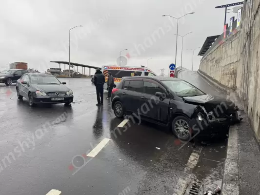 Ավտովթար՝ Երևանում․ «Հյուսիս-հարավ» ավտոճանապարհի դեռևս շահագործման չհանձնված հատվածում բախվել են «Mercedes»-ը և «Nissan Tiida»-ն․ վերջինս բախվել է բետոնե արգելապատնեշին․ կա 4 վիրավոր․ ՖՈՏՈՌԵՊՈՐՏԱԺ, ՏԵՍԱՆՅՈՒԹ