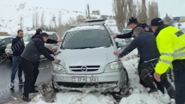 Ավտովթար՝ Կոտայքի մարզում. բախվել են «Lexus»-ն ու «Opel»-ը. վերջինը հայտնվել է սահքում և բախվել բաժանարար գոտում գտնվող ծառերին. ՖՈՏՈՌԵՊՈՐՏԱԺ, ՏԵՍԱՆՅՈւԹ