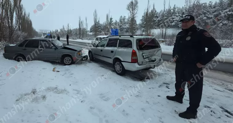 Ավտովթար՝ Երևան-Սևան ավտոճանապարհի Չարենցավանի վարչական տարածքում. բախվել են «Opel»-ն ու «Lada»-ն. ըստ վարորդների՝ պատճառը մերկասառույցն է եղել. օպերատիվ են գործել պարեկները. ՖՈՏՈՌԵՊՈՐՏԱԺ, ՏԵՍԱՆՅՈւԹ