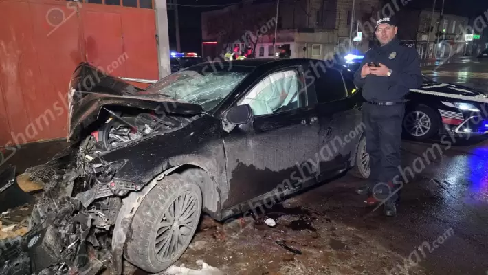 Ավտովթար՝ Արագածոտնի մարզում․ Աշտարակում «Toyota»-ն անցել է խաչմերուկը, բախվել բնակչի քարե շինությանը ու մասամբ փլուզել այն․ հավաքված քաղաքացիները ասում էին, որ մեքենան միշտ շահագործվել է «օրենքով գողի» կողմից․ ՖՈՏՈՌԵՊՈՐՏԱԺ, ՏԵՍԱՆՅՈՒԹ