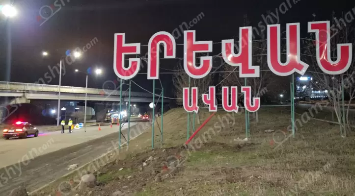 Երևանի քաղաքապետարանը գիշերային ժամերին  շարունակում է վտանգավոր ու խրամատներ հիշեցնող, վթարներով հարուստ «մարդաբոյ» փոսերի վերացման աշխատանքները. ճանապարհաշինարարները Աճառյան փողոցում են. ՖՈՏՈՌԵՊՈՐՏԱԺ, ՏԵՍԱՆՅՈւԹԵՐ