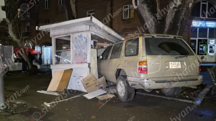 Խոշոր ավտովթար՝ Երևանում. Ազատության պողոտայում բախվել են «Mazda 6»-ն ու «Nissan Pathfinder»-ը. վերջինն էլ մխրճվել է նախկին հայ մամուլի կրպակի մեջ՝ այն վերածելով ջարդոնի. շտապօգնությունը տեղում 1 հոգու բուժօգնություն է ցուցաբերել. ՖՈՏՈՌԵՊՈՐՏԱԺ, ՏԵՍԱՆՅՈւԹ