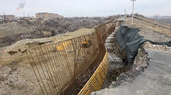 Երևանի քաղաքապետի հանձնարարականով Նուբարաշենում շուրջ 30 տարի հաճախակի փլուզվող, վարորդների համար պատուհաս դարձած ճանապարհի հիմնանորոգումը վերսկսվել է․ այն դադարեցվել էր անբարենպաստ եղանակի պատճառով․ ՖՈՏՈՌԵՊՈՐՏԱԺ, ՏԵՍԱՆՅՈՒԹԵՐ