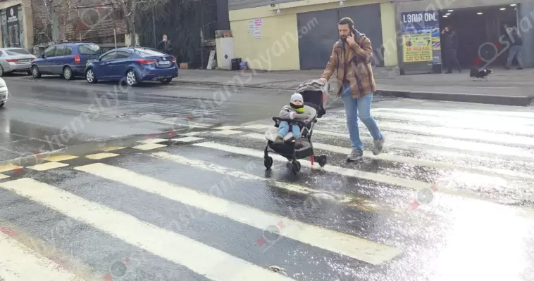 Երևանի Բեկնազարյան փողոցը 5 օր շարունակ կեղտաջրերով ողողվելու մեղավորը ոչ թե «Վեոլիա ջուրն» ու Երևանի քաղաքապետարանն էր, այլ «ուղեղից թոփալ» մեկը, ով ինքագլուխ, գաղտնագողի ասֆալտապատել էր դիտահորը․ ՖՈՏՈՌԵՊՈՐՏԱԺ, ՏԵՍԱՆՅՈՒԹԵՐ