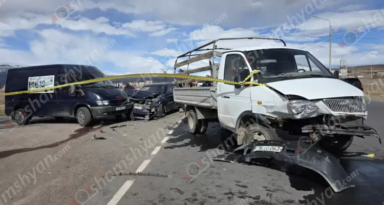 Ավտովթար՝ Արագածոտնի մարզում. Աշտարակում բախվել են «Opel»-ը, «Ford»-ն ու բեռնատար «Газель»-ը. կա 2 վիրավոր. ՖՈՏՈՌԵՊՈՐՏԱԺ, ՏԵՍԱՆՅՈւԹ