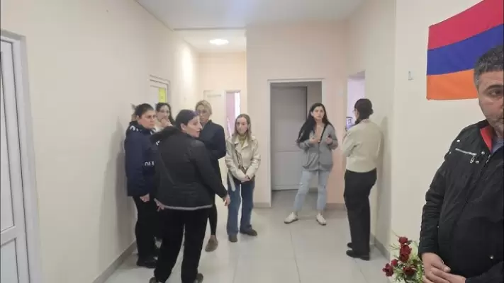 Ծնողները «գողոնը» խորհրդանշող մթերքներ նետեցին կոռուպցիոն գործով անցնող մանկապարտեզի տնօրենի դռան մոտ․ News.am