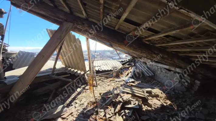 Գյումրիում հայտնի 100 տարին բոլորած շենքը, որը դիմացել է 88-ի երկրաշարժին, տանիքի մի հատված վերջին օրերին տեղացած առատ ձյան հետևանքով վնասվել է․ մարզպետարանն ու քաղաքապետարանը դեռ քննարկում են, թե ինչպես օգնեն բնակիչներին․ ՖՈՏՈՌԵՊՈՐՏԱԺ, ՏԵՍԱՆՅՈԻԹ