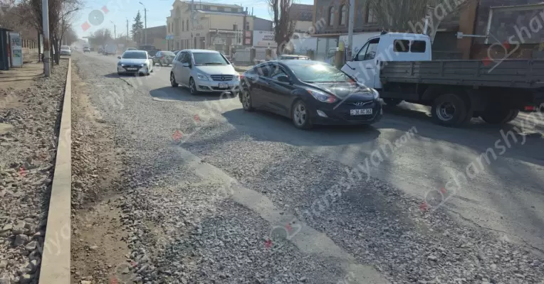 Գյումրիի Շիրակացի փողոցում «մարդաբոյ» փոսերն ու «խրամատները», որոնք վարորդների համար դարձել էին պատուհաս ու ավտովթարների էպիկենտրոն, պատկան մարմինները սկսել են խճաքարով լցնել. մնում է՝ ասֆալտապատումն անեն. ՖՈՏՈՌԵՊՈՐՏԱԺ, ՏԵՍԱՆՅՈւԹԵՐ