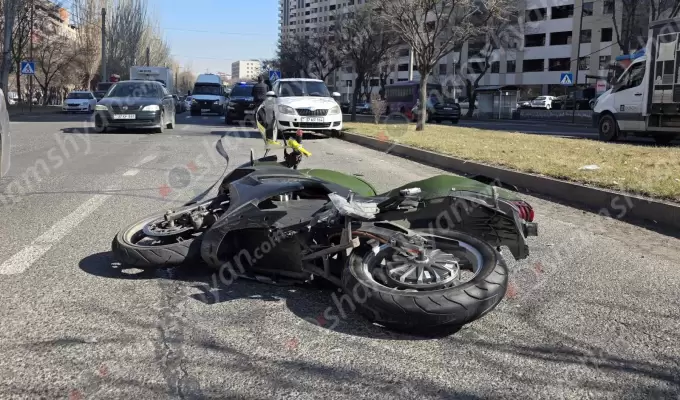 Երևանում բախվել են «Skoda»-ն ու մոտոցիկլը. վերջինը կողաշրջվել է. մոտոցիկլավարը, ով զրկված է եղել այն վարելու իրավունքից, տեղափոխվել է հիվանդանոց. ՖՈՏՈՌԵՊՈՐՏԱԺ, ՏԵՍԱՆՅՈւԹ