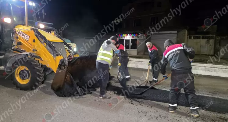 Տիգրան Ավինյանի կարգադրությամբ՝ քաղաքապետարանի շինարարության և բարեկարգման վարչության պետի գլխավորությամբ սկսվել են Աճառյան փողոցում «մարդաբոյ» փոսերի՝ ասֆալտով փոսալցման աշխատանքները. ՖՈՏՈՌԵՊՈՐՏԱԺ, ՏԵՍԱՆՅՈւԹԵՐ